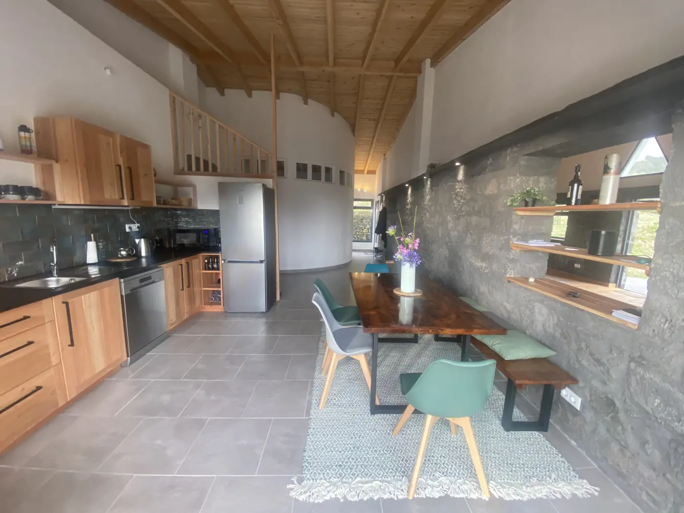 A cozinha da Casa de Sonho, com a mesa comprida encostada à parede de pedra vulcânica