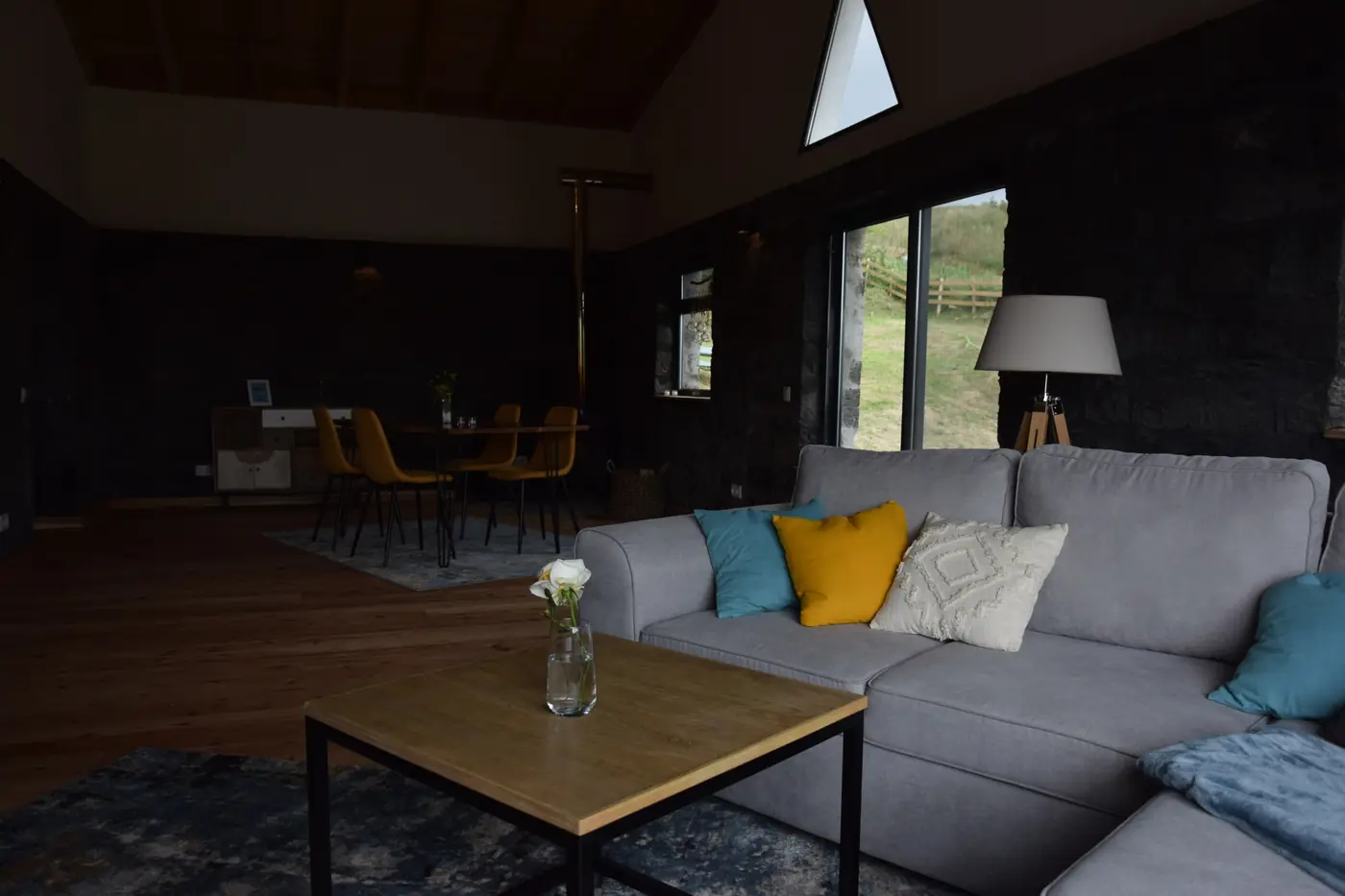 A sala da Casa de Sonho, com salamandra a lenha e vista para o exterior
